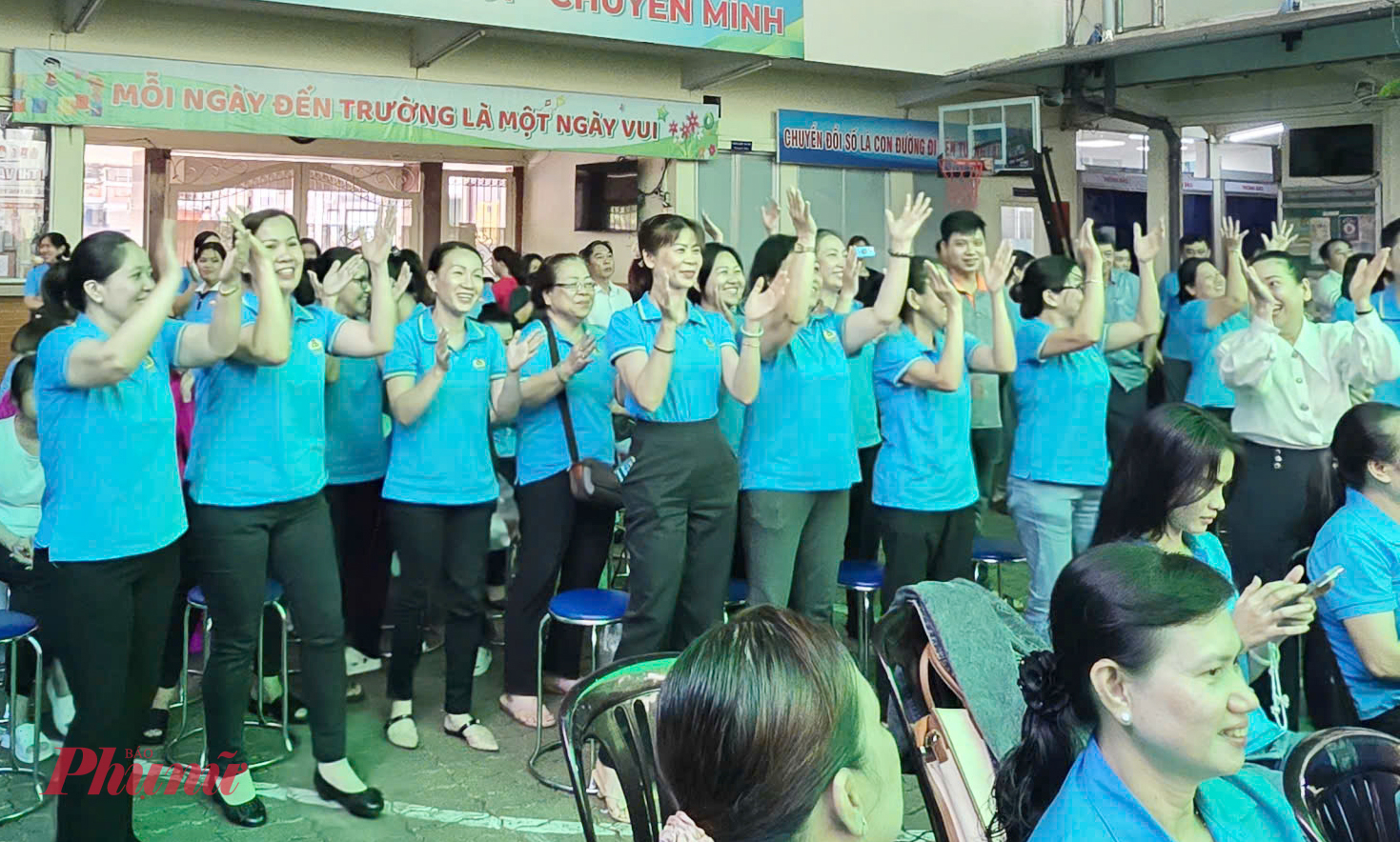 Cổ động viên reo hò, cổ vũ cho các đội thi thi - Ảnh: Trang Nguyễn 