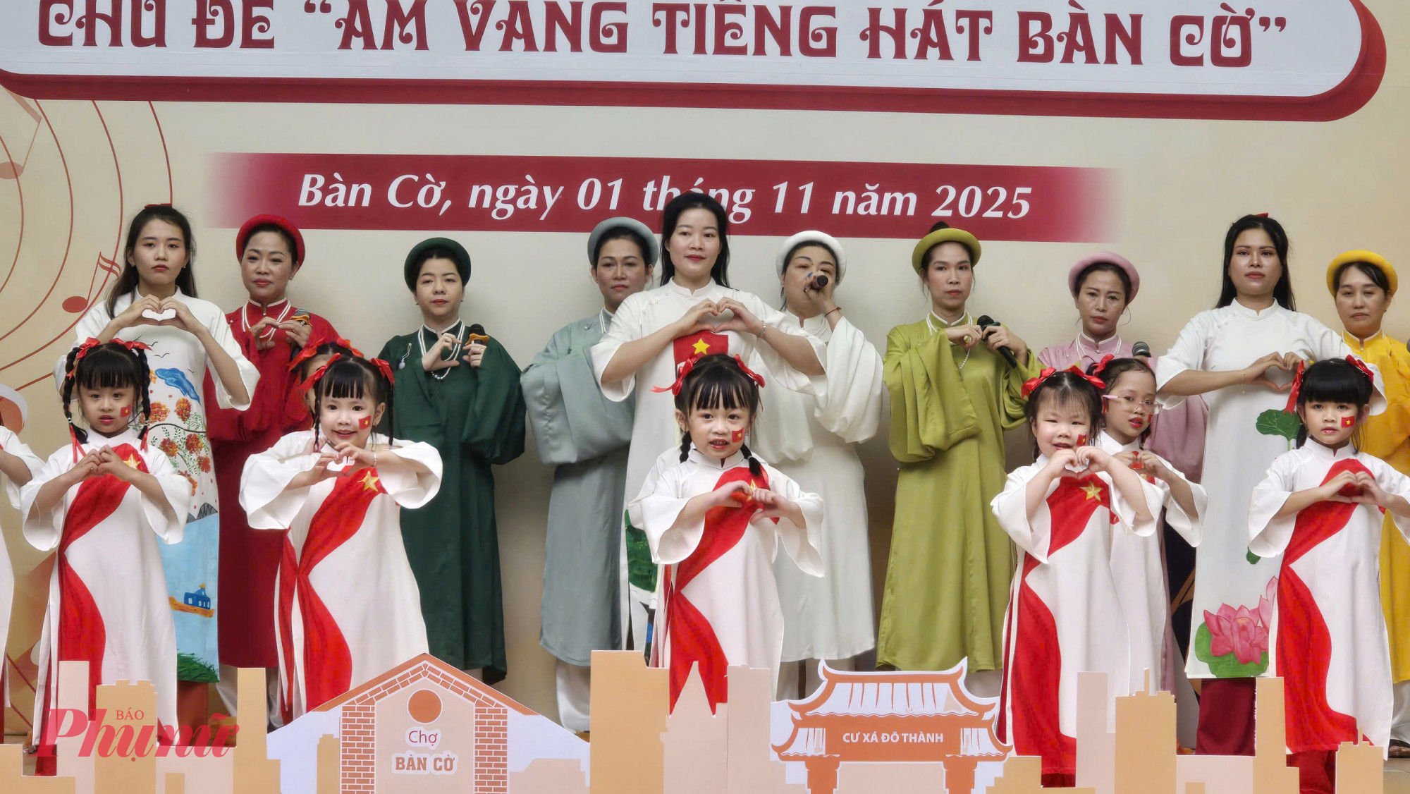 Thí sinh nhí cùng tham gia hội thi, có phần biểu diễn dễ thương, 