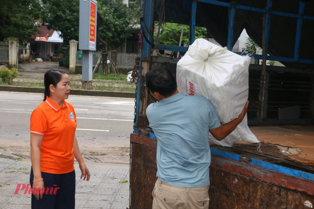 chia sẻ: ' Thay mặt Hội LHPN TP Huế, chúng tôi cxảm kích tấm lòng bạn đọc, quý donh nghiệp và người dân TP HCM.  Dù lũ vừa rút xuống một ít, nhưng nhiều nơi vẫn còn ngập sâu. Sau lũ, hầu như chị em Hội LHPN đều bận rộn, nhưng chúng tôi vẫn sẵn sàng hỗ trợ phối hợp với báo Phụ Nữ TPHCM để đưa được những phần quà yêu thương, ý nghĩa và thiết thực đến tận tay người khó khăn. Qua cơn lũ lớn mới thấy được tình dân tộc, nghĩa đồng bào luôn yêu thương đoàn kết giúp đỡ lẫn nhau lúc thiên tai hoạn nạn'.