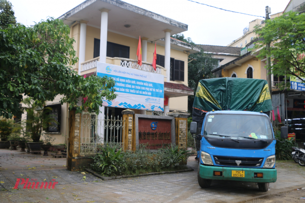 Hội phụ nữ cùng phóng viên thường trú báo Phụ nữ TP HCM vận chuyển an toàn vào phòng khác của hội