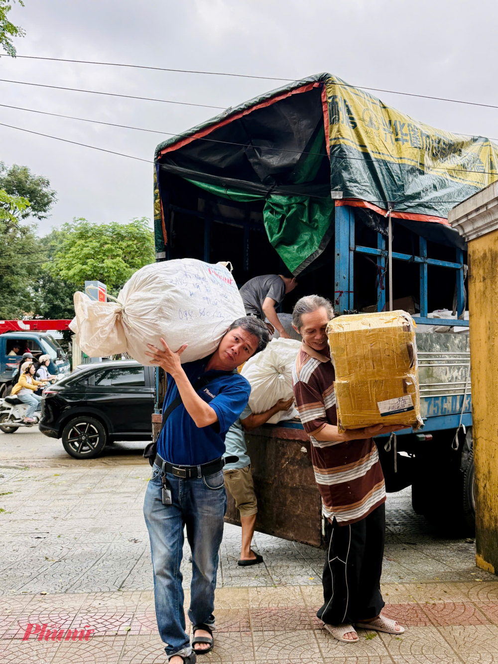  800 kg nhu yếu phẩm gồm cháo ăn liền, bánh mì tươi, xúc xích, sữa, thuốc men, quần áo ấm, ba lô… gửi đến bà con vùng lũ đã về đến trị sở Hội LHNP Huế ở số 12 đường Đống Đa TP Huế