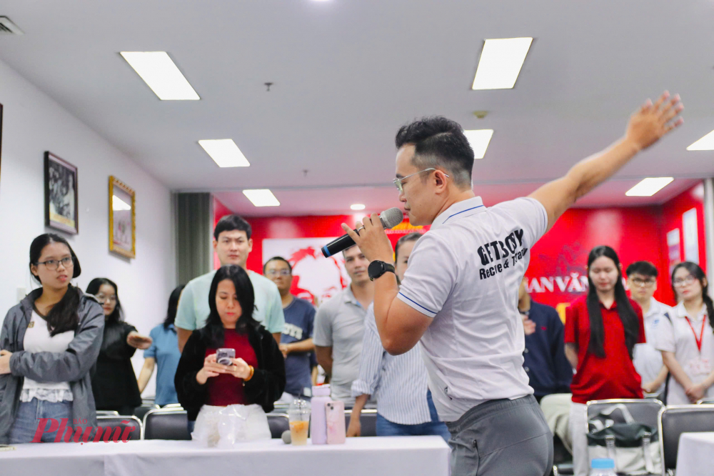 Bác sỹ thể thao Phạm Minh Tiện hướng dẫn độc giả các động tác khỏi động quan trọng - Ảnh: Thành Lâm