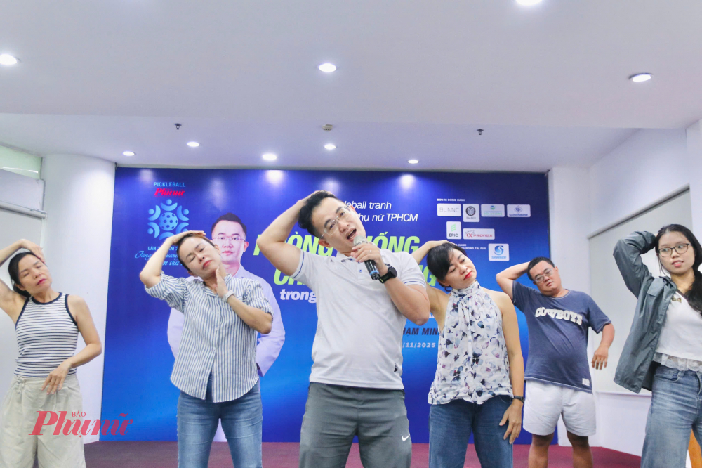 Các độc giả hào hứng thực hành khởi động theo sự hướng dẫn của Bác sỹ thể thao Phạm Minh Tiện