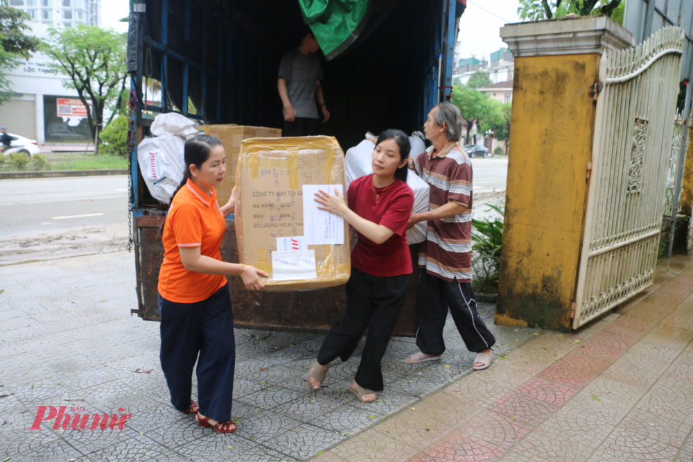 30 linh kiện hàng sau khi đưa vào phòng khách của Hội LHPN sẽ được đón gói cẩn thận để tặng bà con vùng lũ. 