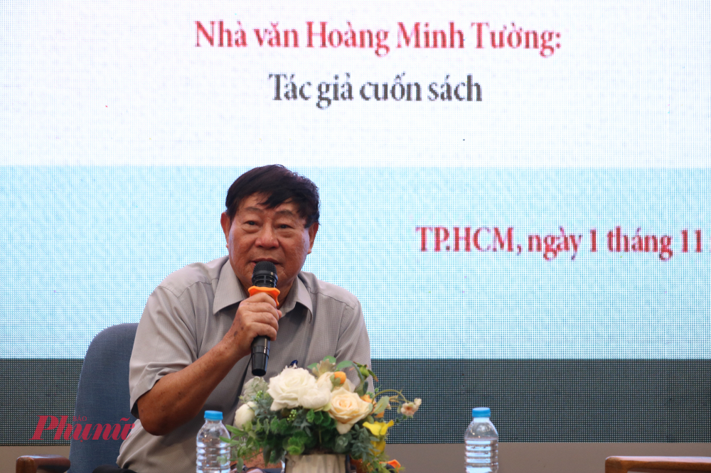 Nhà văn Hoàng Minh Tường chia sẻ với độc giả về hành trình tạo nên tiểu thuyết Chữ và người 400 năm... - Ảnh: Phương Nhã