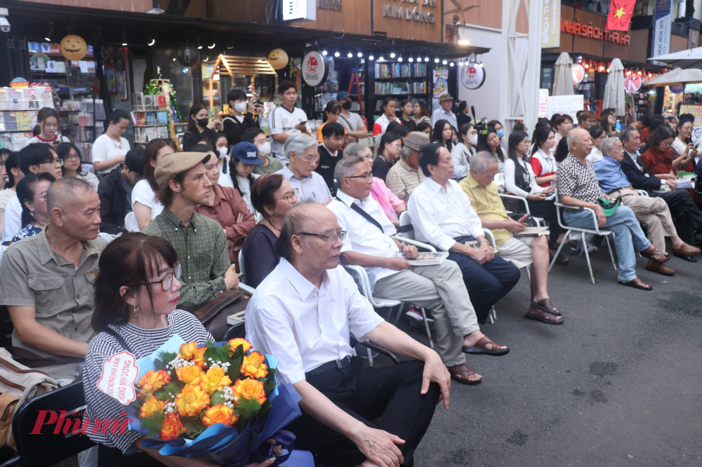 Sự kiện giao lưu và ra mắt sách Chữ và người 400 năm... thu hút đông đảo khách tham gia - Ảnh: Phương Nhã