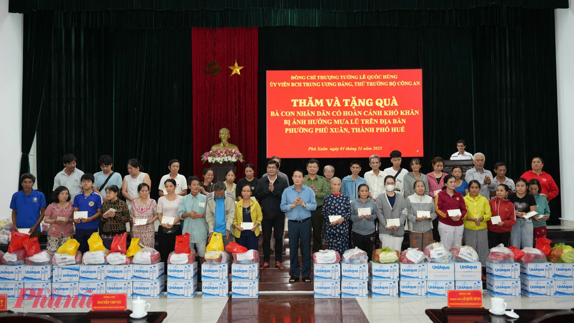 Đồng chí Thượng tướng Lê Quốc Hùng, Ủy viên Trung ương Đảng, Thứ trưởng Bộ Công an cùng lãnh đạo thành phố, Công an thành phố trao quà cho bà con Nhân dân.