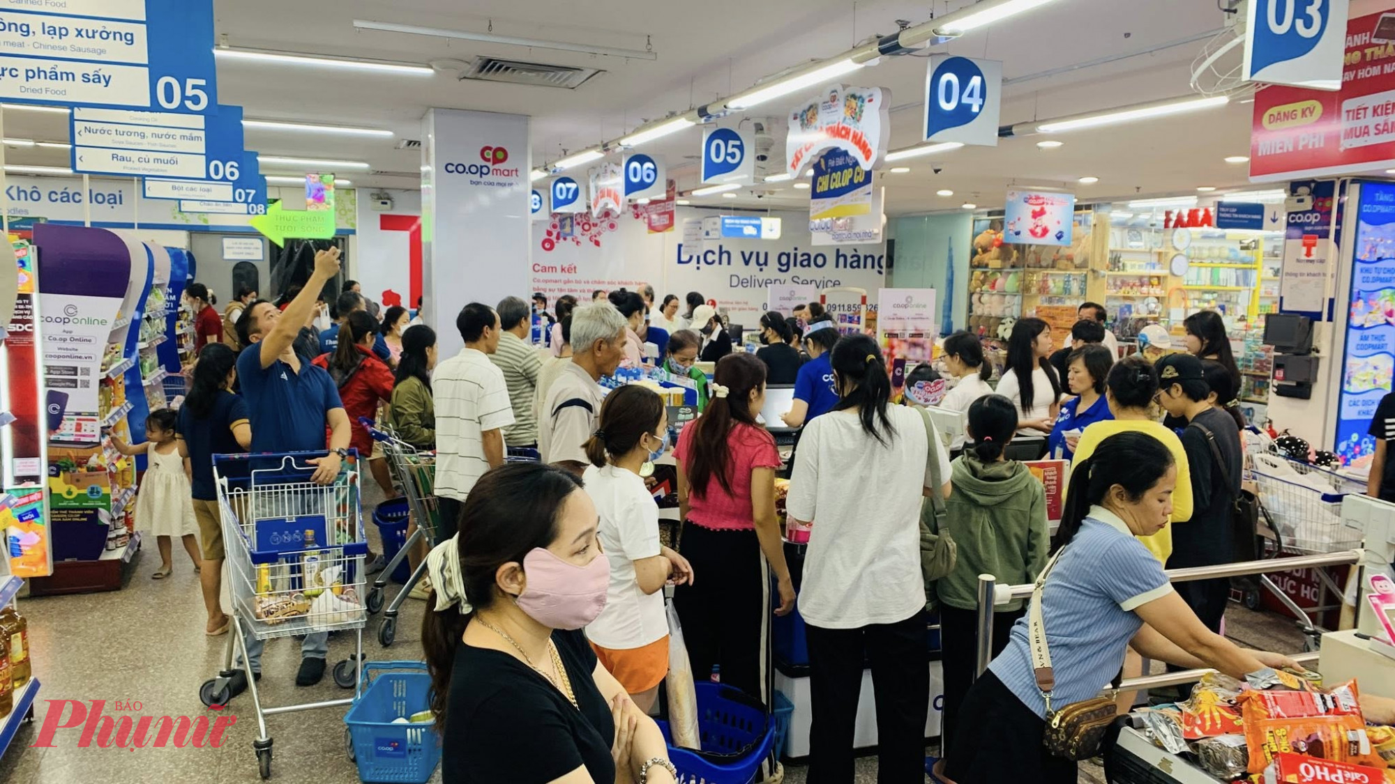 Tai siêu thị Siêu thị Co.opmart Huế rất đông người dân đến mua hàng dự trữ đợt lụt thứ 3