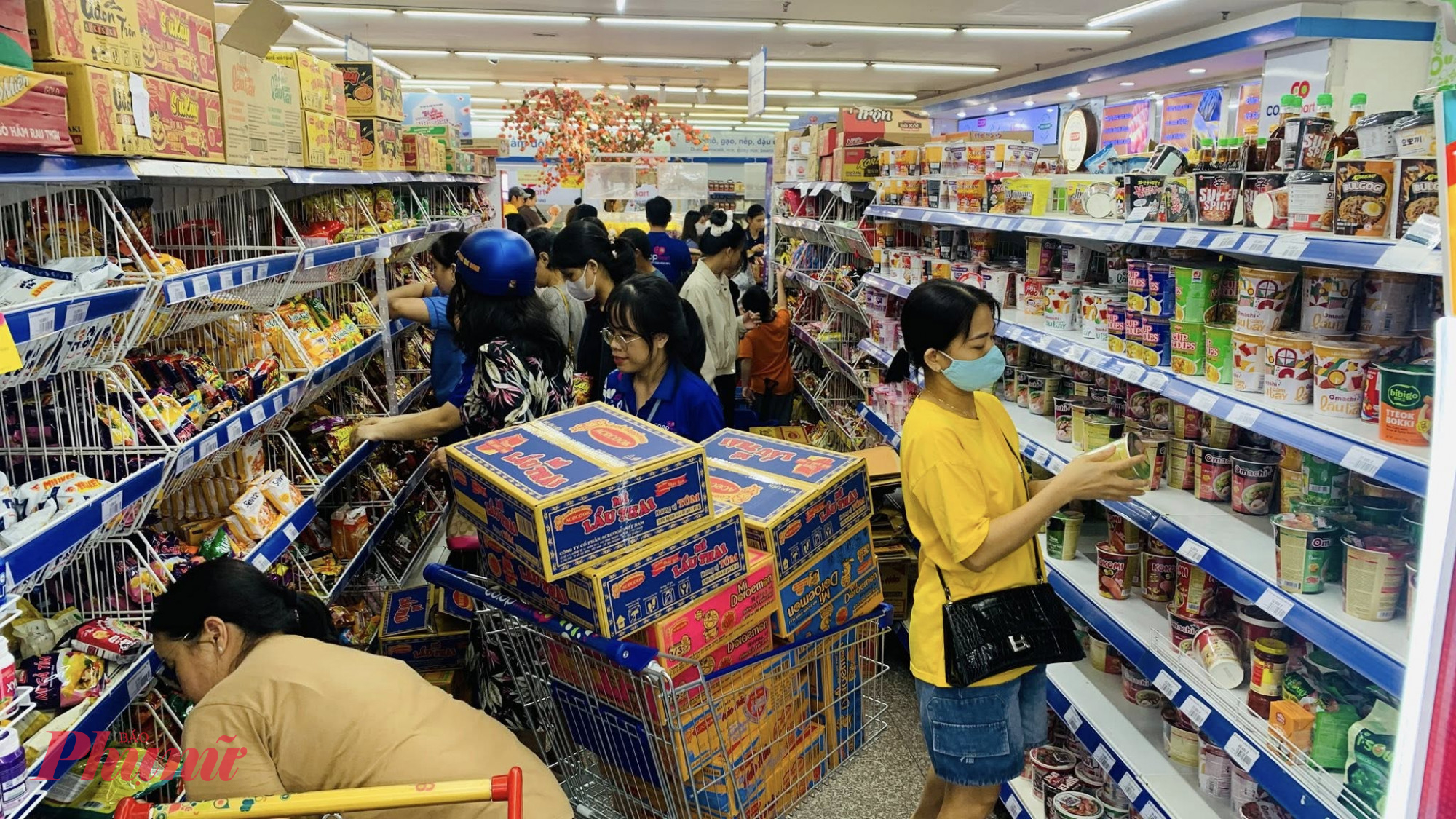 Mặt hàng mỳ tôm được bà con chọn lựa mua nhiều nhất