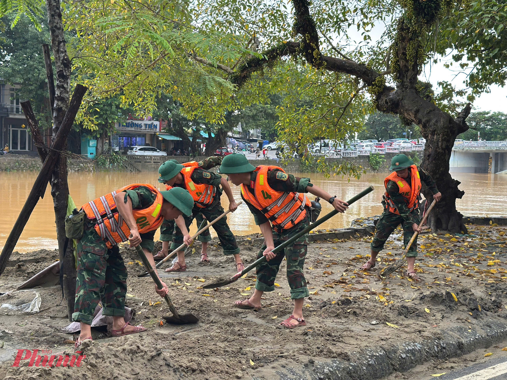 Lực lượng vũ trang tiếp tục được triển khai để giúp dân dọn bùn non sau lũ