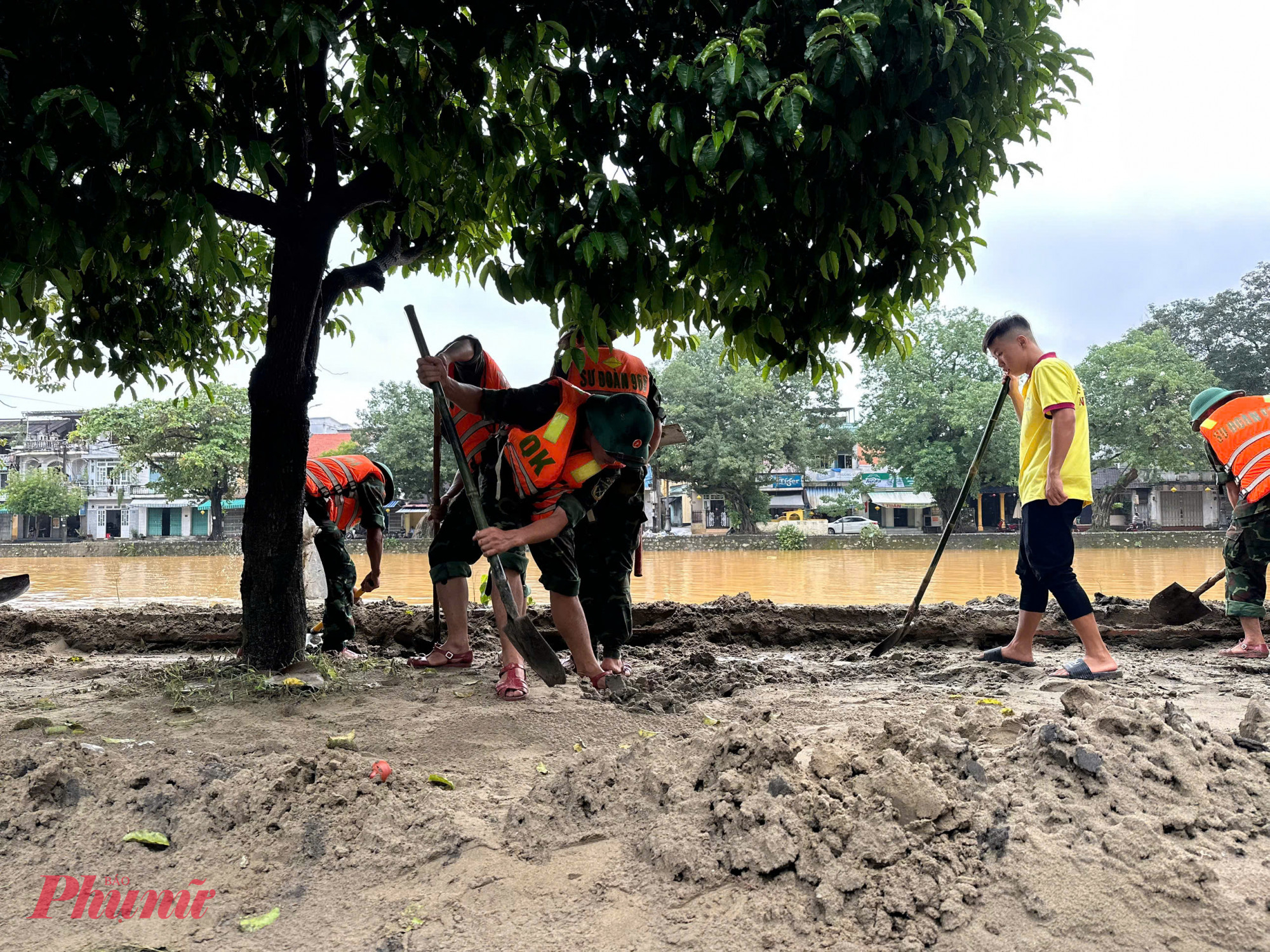 Tuyến đường Nguyễn Lộ Trạch đoạn qua cầu Vân Dương phường Vỹ Dạ nước lũ 4 ngày qua vẫn chưa thoát hết
