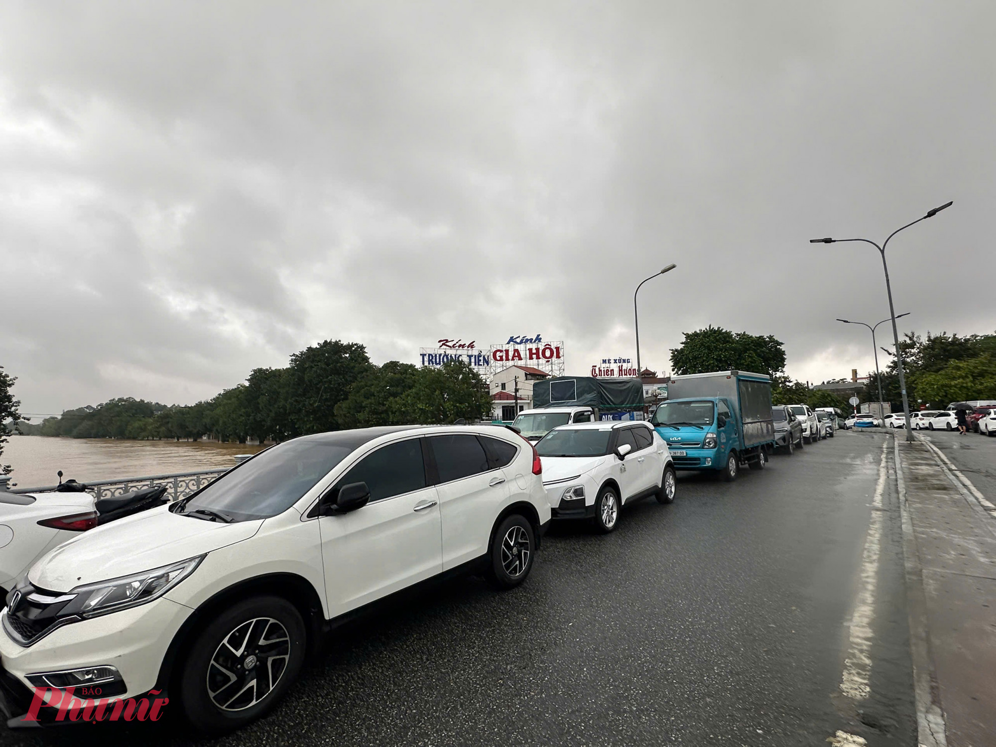 Rút kinh nghiệm 2 trận lụt vừa rùi chiều nay bà con TP Huế đã chủ động tìm động xe ở những chỗ cao