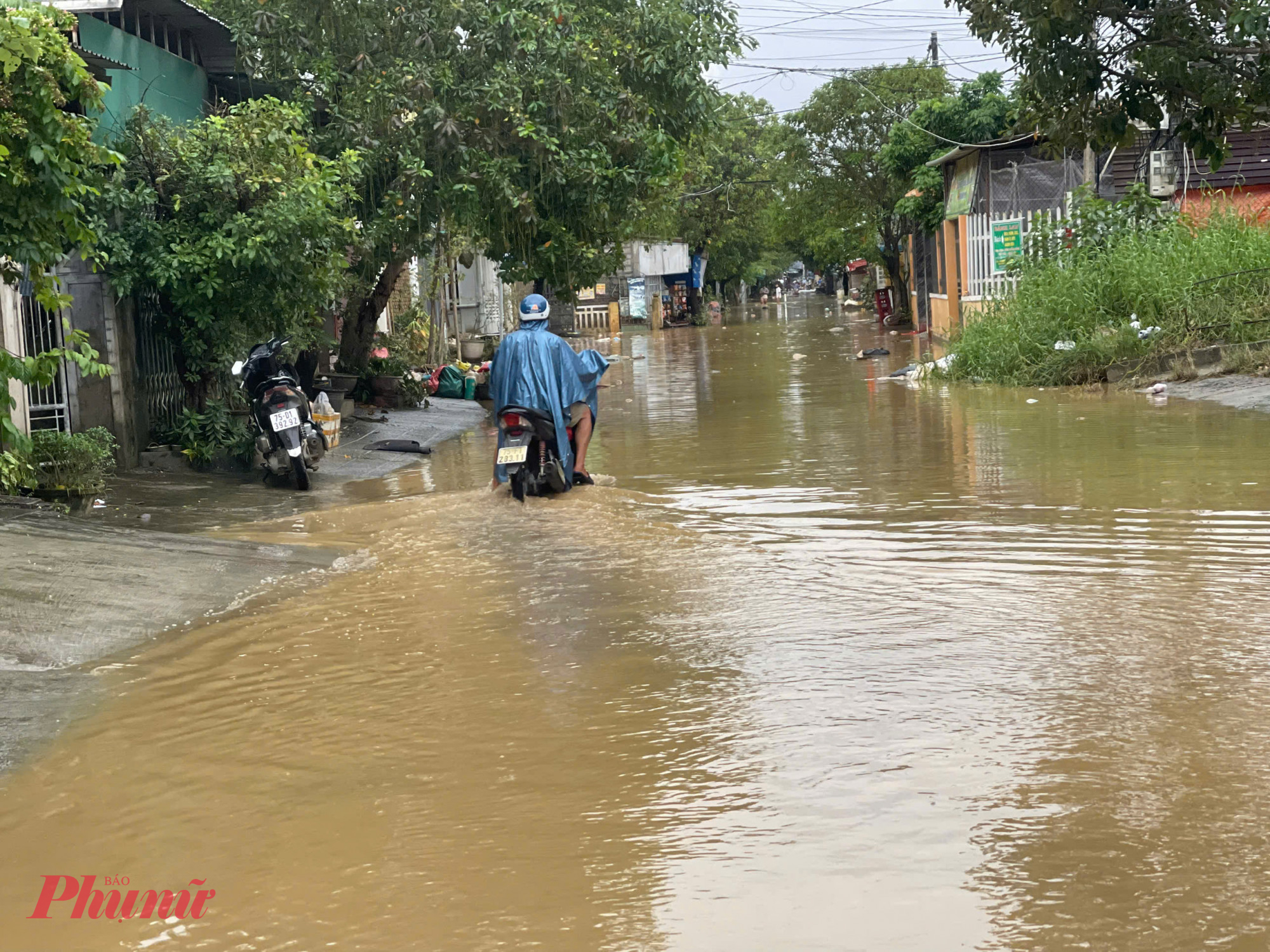 Tuyến đường Nguyễn Lộ Trạch đoạn qua cầu Vân Dương phường Vỹ Dạ nước lũ 4 ngày qua vẫn chưa thoát hết