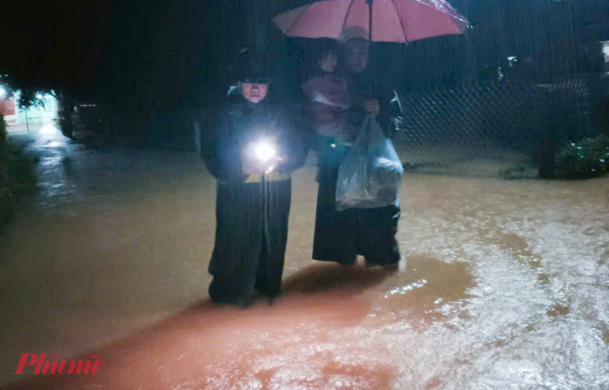 Mưa lớn kéo dài khiến nhiều thôn ở xã Cẩm Duệ bị ngập sâu, chia cắt từ tối 31/10 - Ảnh: Khánh Trung