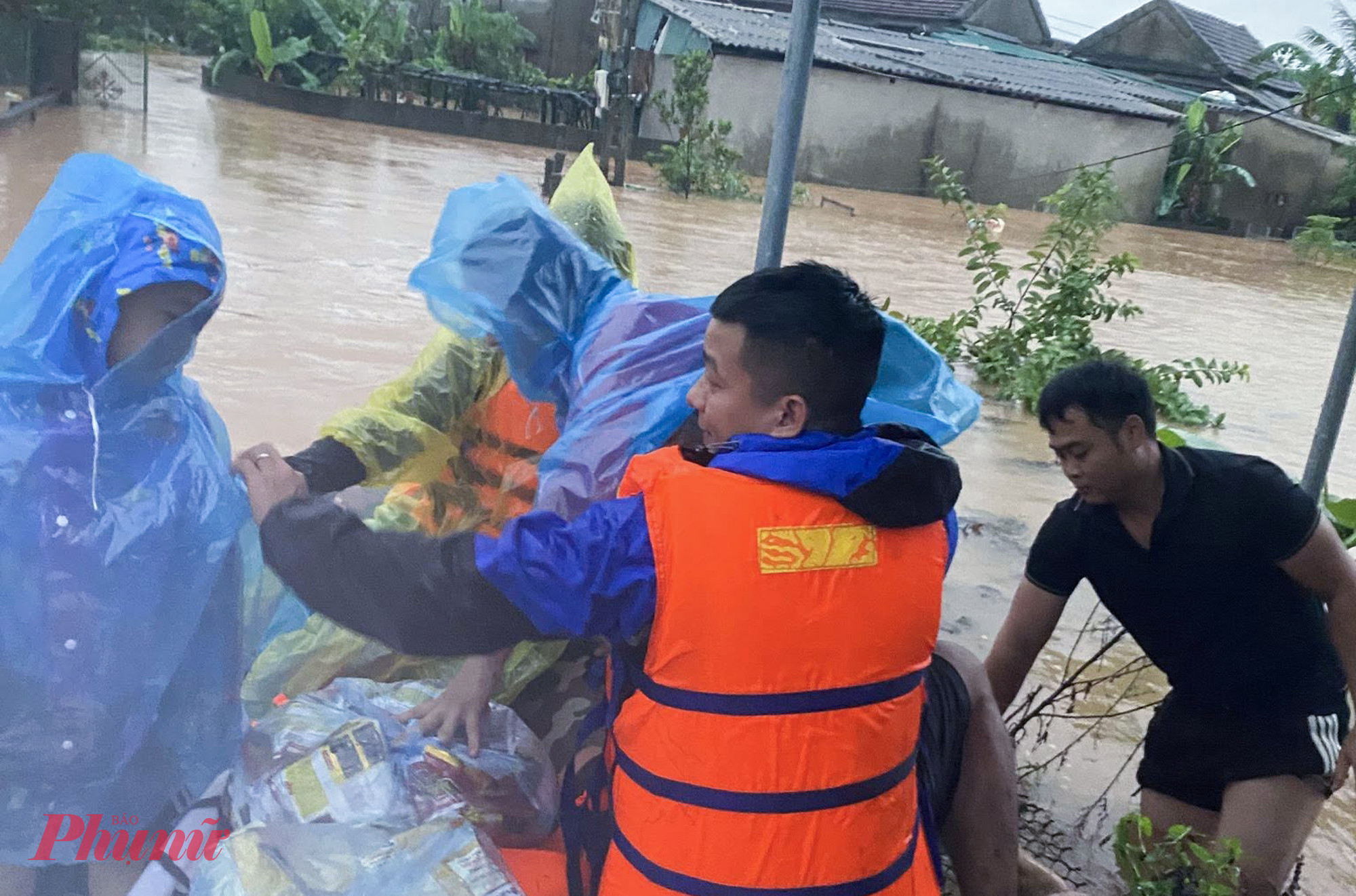Người dân ở các khu vực bị ngập sâu được hỗ trợ sơ tán đến nơi an toàn - Ảnh: Huy Mân
