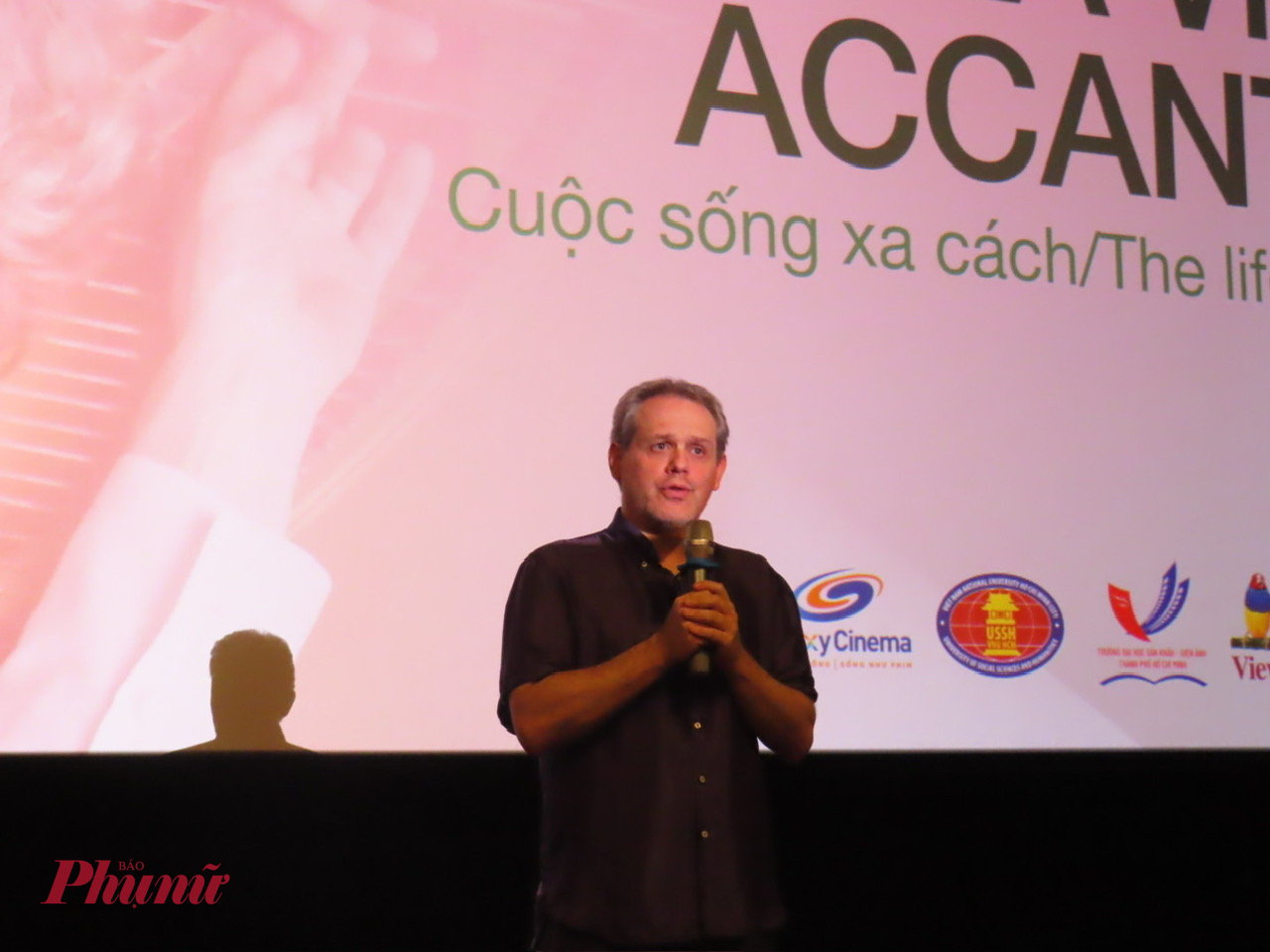 Giám độc nghệ thuật LHP Ý đạo diễn Antonio Termenini giao lưu với người xem trong buổi bế mạc ngày 31/10