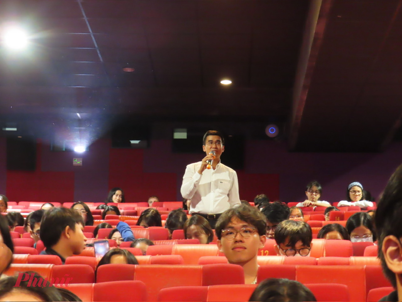 Khán giả trẻ hào hứng chia sẻ cảm nhận, đặt câu hỏi trong buổi giao lưu