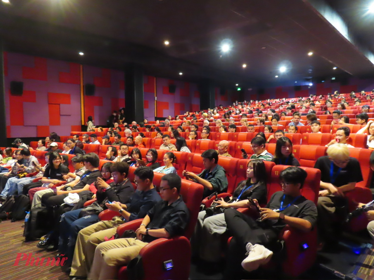 Các buổi chiếu phim đều thu hút người xem 