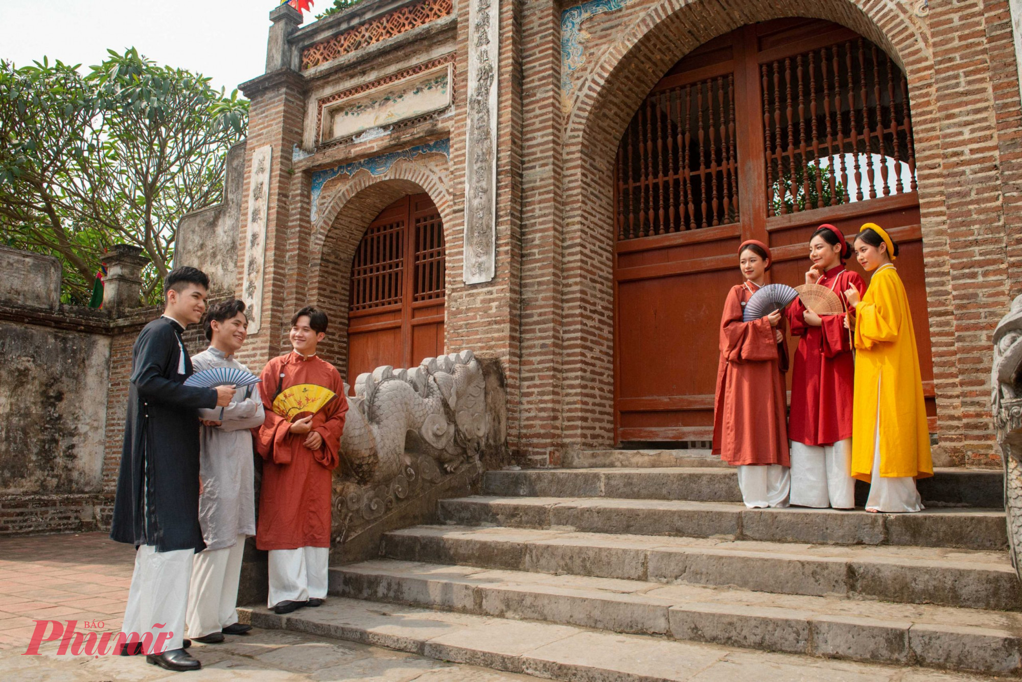 Những bạn trẻ chụp ảnh trước cổng thành