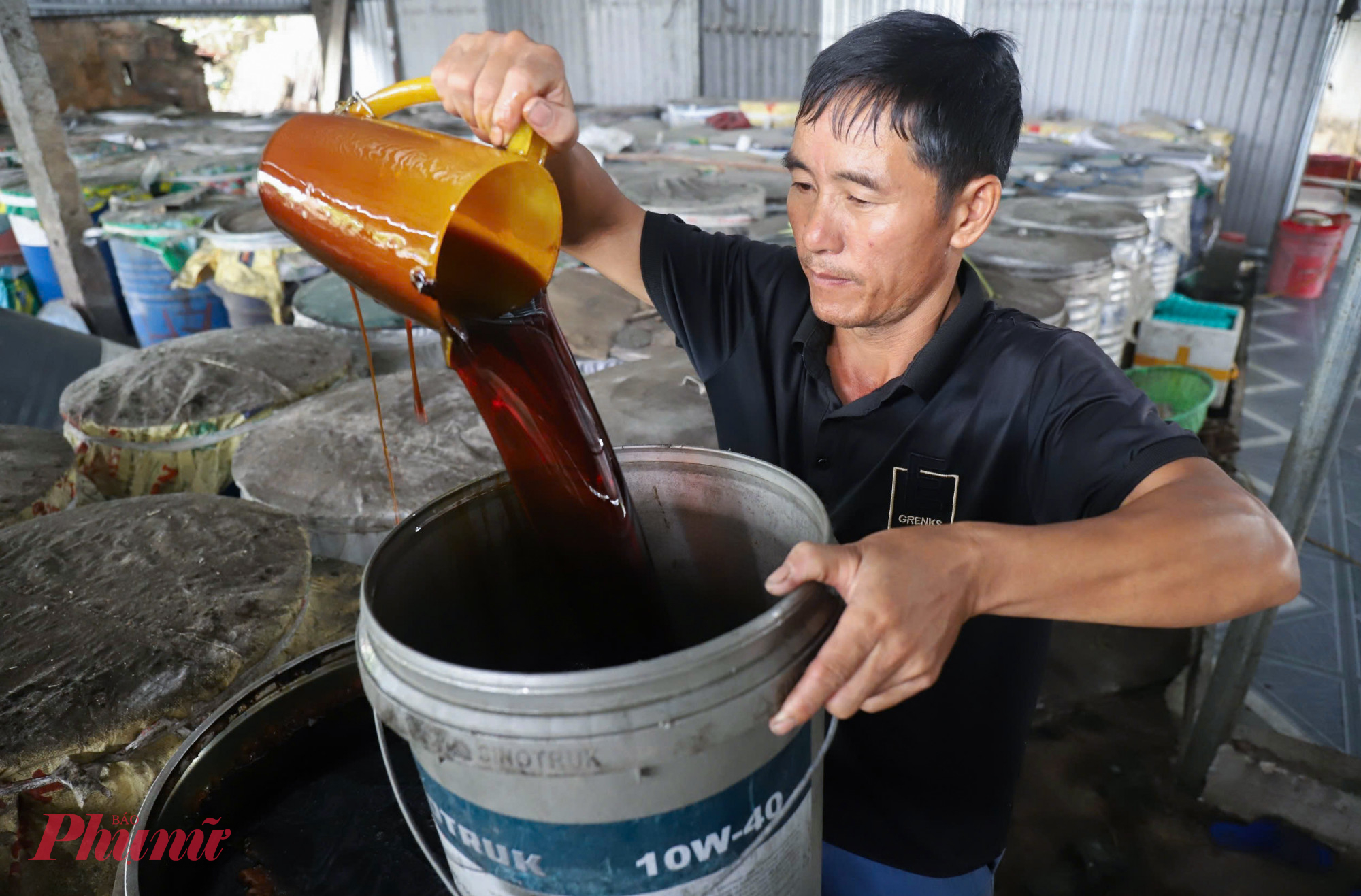 Là một trong những cơ sở sản xuất đường phên nổi tiếng ở Nghĩa Hưng, anh Phạm Quang Yên (43 tuổi, trú xóm Xuân Lam, xã Nghĩa Hưng) cho biết, ngoài 4ha mía của gia đình, anh còn thu mua thêm nguyên liệu của bà con quanh vùng. Mỗi mùa, anh nấu mật và đem cất trữ trong 250 thùng phuy inox, mỗi thùng 50 lít mật để có nguồn nguyên liệu làm quanh năm.