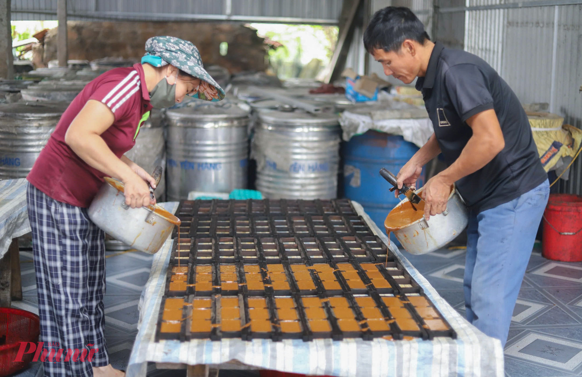 Mỗi mẻ nấu hơn 20 lít mật cho ra khoảng 20kg đường phên. Mỗi ngày vợ chồng anh Yên nấu khoảng 300 lít mật, bắt đầu công việc từ 6g sáng tới chiều muộn.