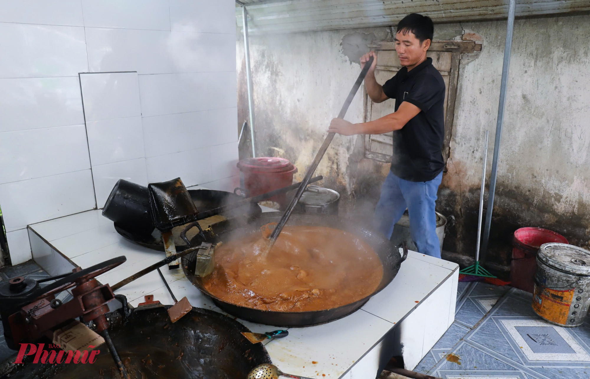 3 nồi nấu mật bằng bêtông được anh Yên thiết kế nối liền nhau. Nồi bên phải nấu mật, nồi giữa dùng để đánh mật, nồi trong cùng hâm lại mật đã chín. “Công đoạn nấu là quan trọng nhất. Chỉ cần quá tay một chút, mật cháy sẽ kém chất lượng” - anh Yên chia sẻ.