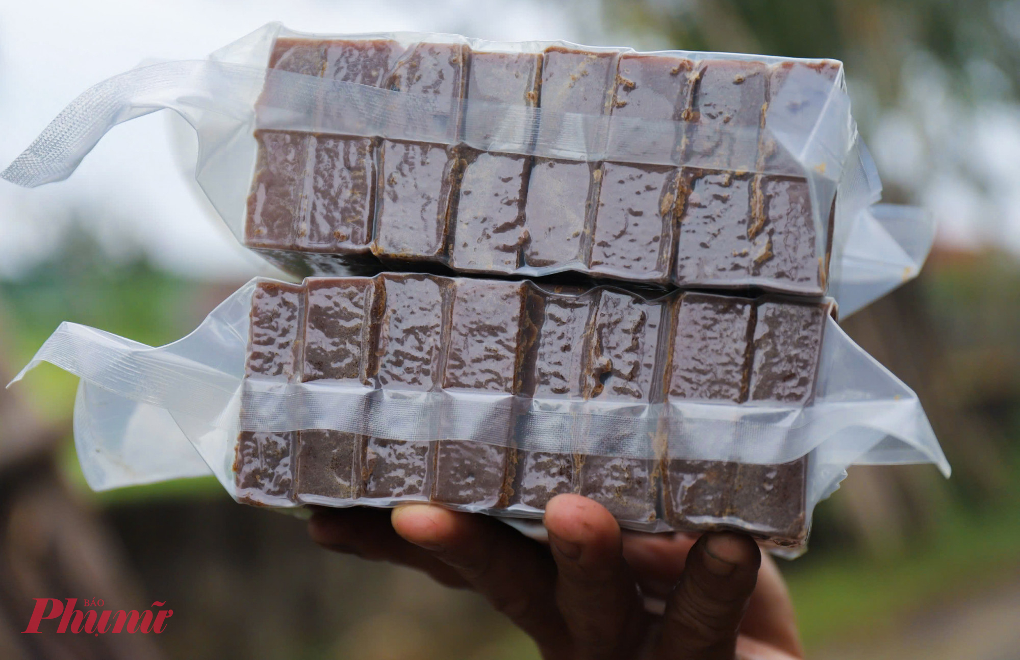 Đường phên không chỉ là vị ngọt quen thuộc trong căn bếp nông thôn mà còn là nguyên liệu chế biến nhiều món ăn, làm bánh, ngâm thuốc. Theo chị Hằng, đường phên được bán sỉ, lẻ khắp cả nước với giá 27.000 - 28.000 đồng/kg. Sau khi trừ chi phí, trung bình mỗi ngày vợ chồng chị thu về hơn 600.000 đồng.