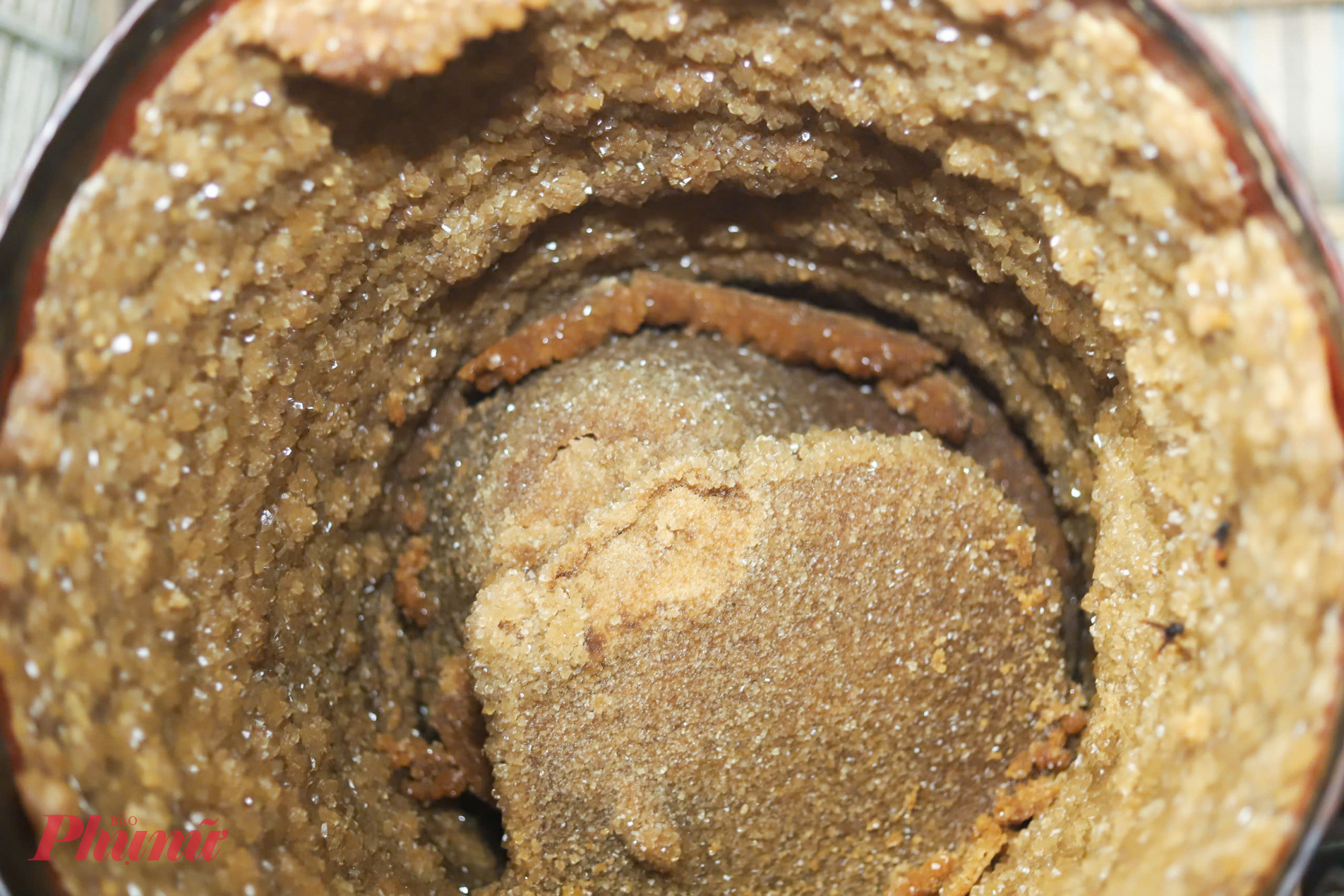 Ngoài đường phên, mỗi năm vợ chồng anh Yên còn sản xuất gần 4 tấn đường phèn. Mật mía được nấu kỹ, sau đó để kết tinh trong thùng inox suốt 6 - 7 tháng. Đường phèn kết tinh được bán với giá 156.000 - 160.000 đồng/kg. 