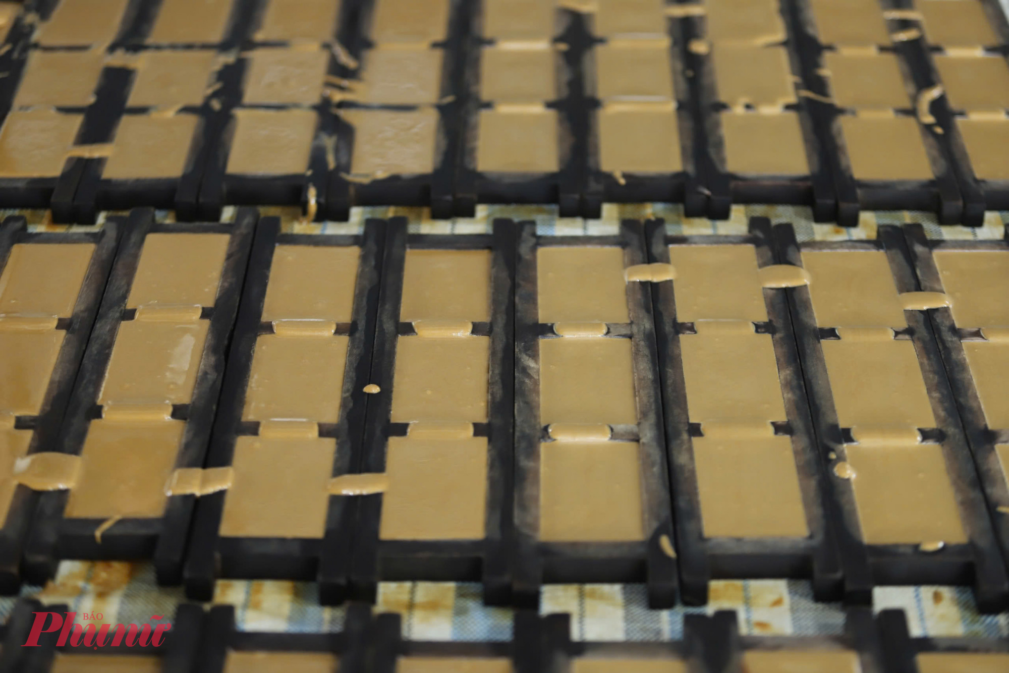 Khuôn đường phên làm bằng gỗ, dài khoảng 60cm, rộng 7cm.