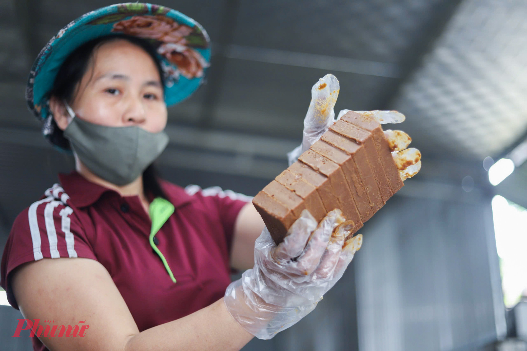 Chị Tần Thị Hằng (43 tuổi, vợ anh Yên) cho biết, sản phẩm đường phên của gia đình đã đạt chứng nhận OCOP 3 sao. Hiện gia đình đang đang hoàn thiện quy trình, bao bì và tiêu chuẩn sản xuất để nâng cấp lên OCOP 4 sao, hướng tới xuất khẩu.