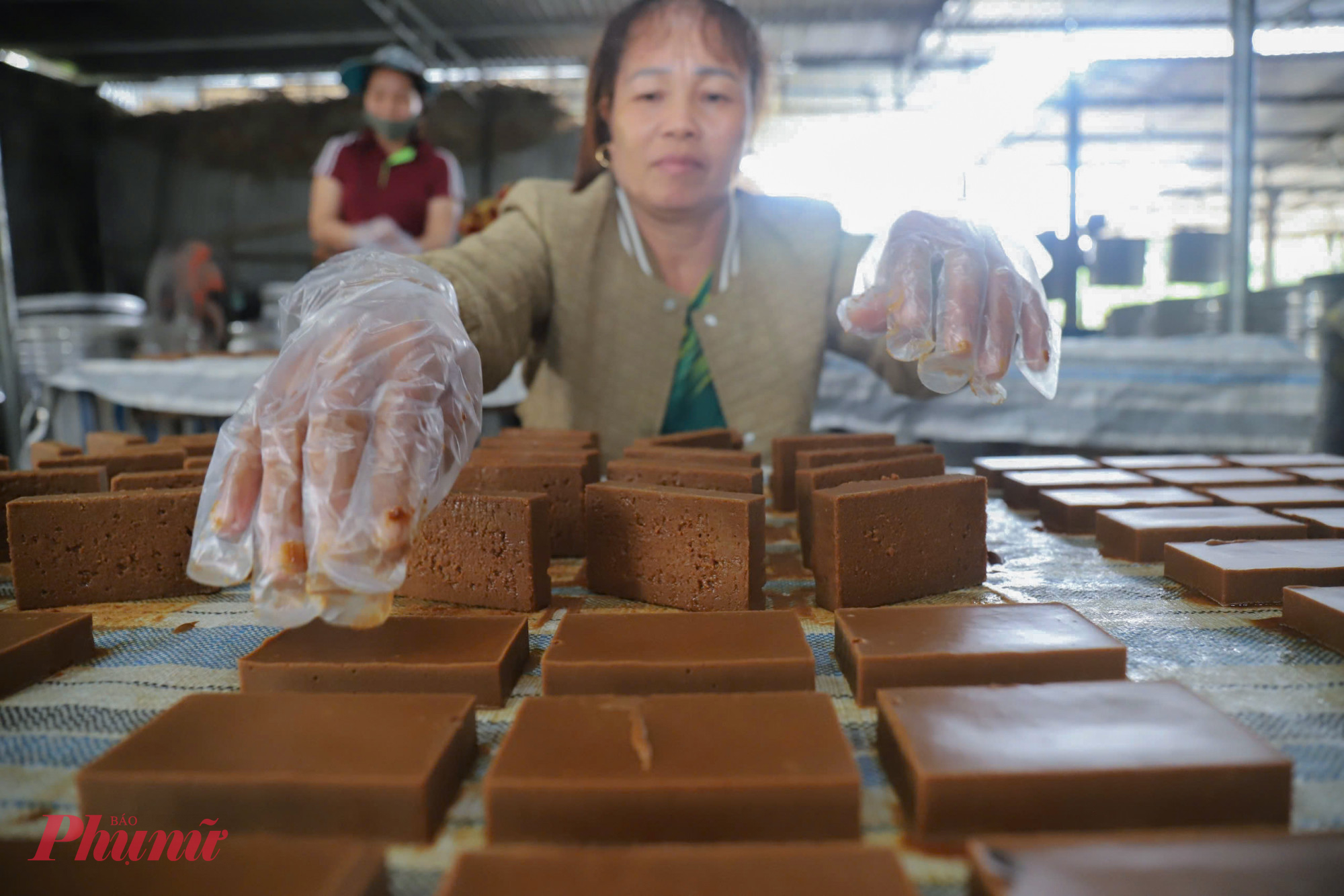 Khuôn đường phên làm bằng gỗ, dài khoảng 60cm, rộng 7cm. Sau 15 phút, khi đường bắt đầu cô đặc sẽ được những người phụ nữ khéo léo tháo khuôn, dựng từng tấm đường đứng lên cho khô đều 2 mặt. 