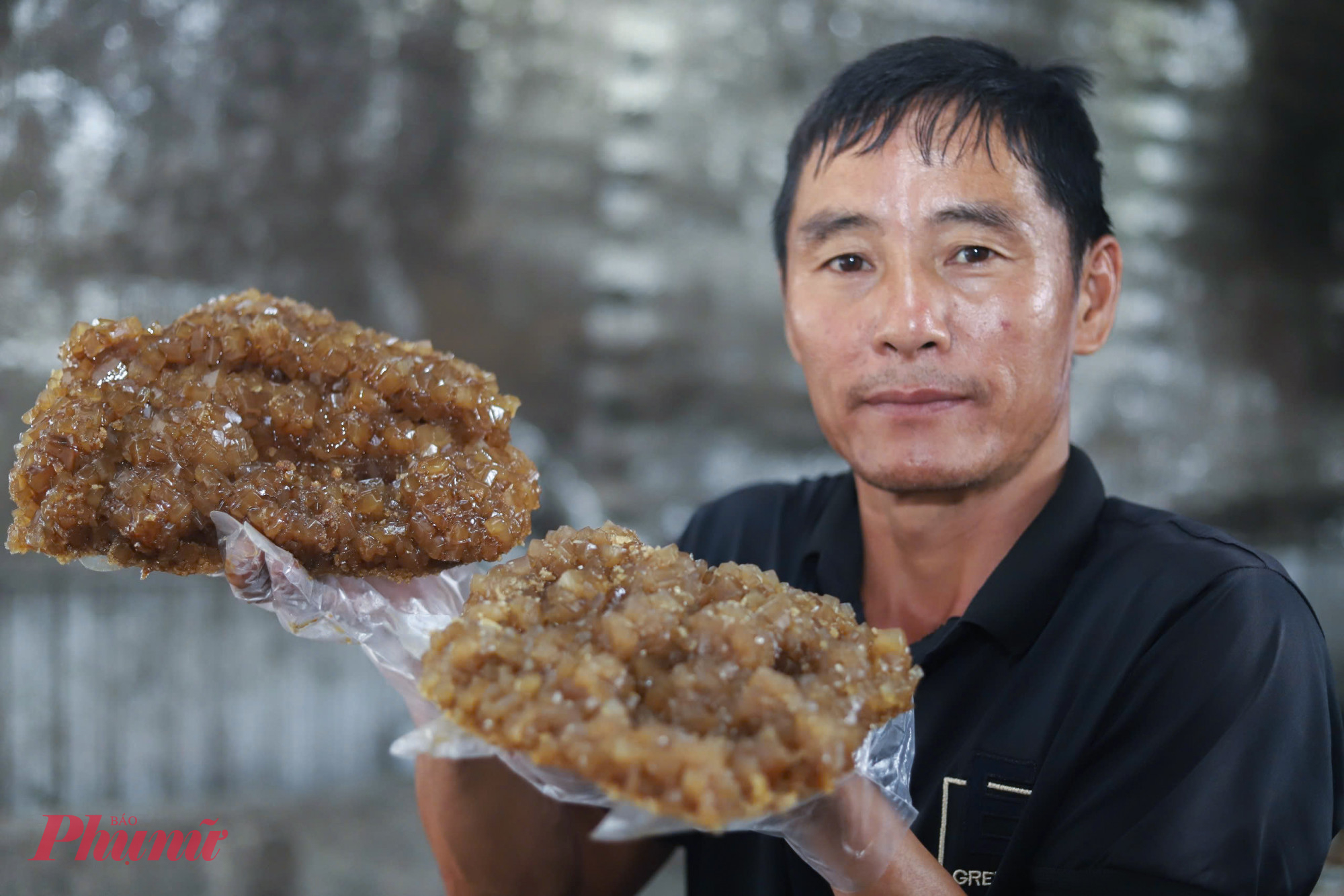 Ông Đinh Thế Hiển - Trưởng phòng Kinh tế xã Nghĩa Hưng - cho biết, nghề trồng mía nấu mật, làm đường mang giúp người dân tăng thu nhập, ổn định đời sống. Hiện một số sản phẩm làm từ mật mía đã đạt tiêu chuẩn OCOP 3 sao. Sắp tới, xã Nghĩa Hưng sẽ xây dựng đề án nâng hạng OCOP 4 sao cho các sản phẩm chủ lực, đồng thời quy hoạch vùng nguyên liệu mía tập trung để bảo đảm mật mía luôn sạch, ngọt và đạt chất lượng cao.