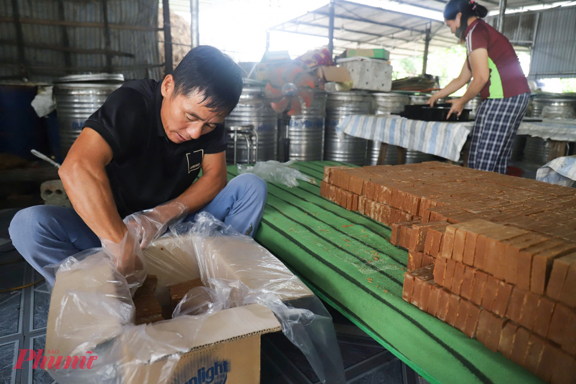 Làng nghề làm mật mía ở Nghĩa Hưng có hàng trăm hộ dân tham gia, trong đó có khoảng 150 xưởng sản xuất quy mô lớn. 