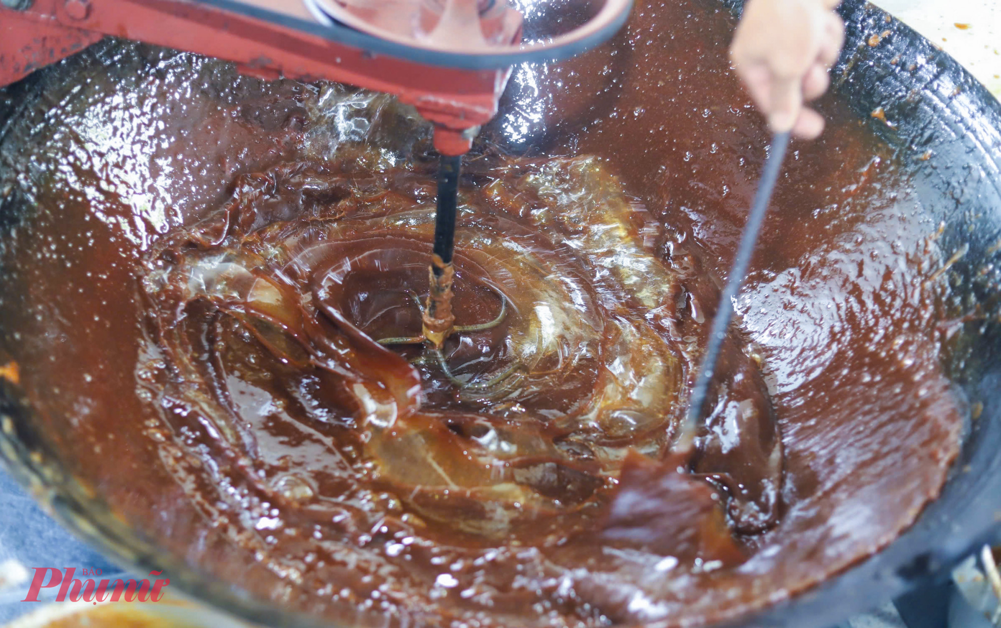 Mật sau khi chín được cho vào chảo đánh. Chảo này được bố trí động cơ kết nối với bộ phận bằng sắt, có chức năng quay vòng, đánh tan mật trước khi đổ vào khuôn.