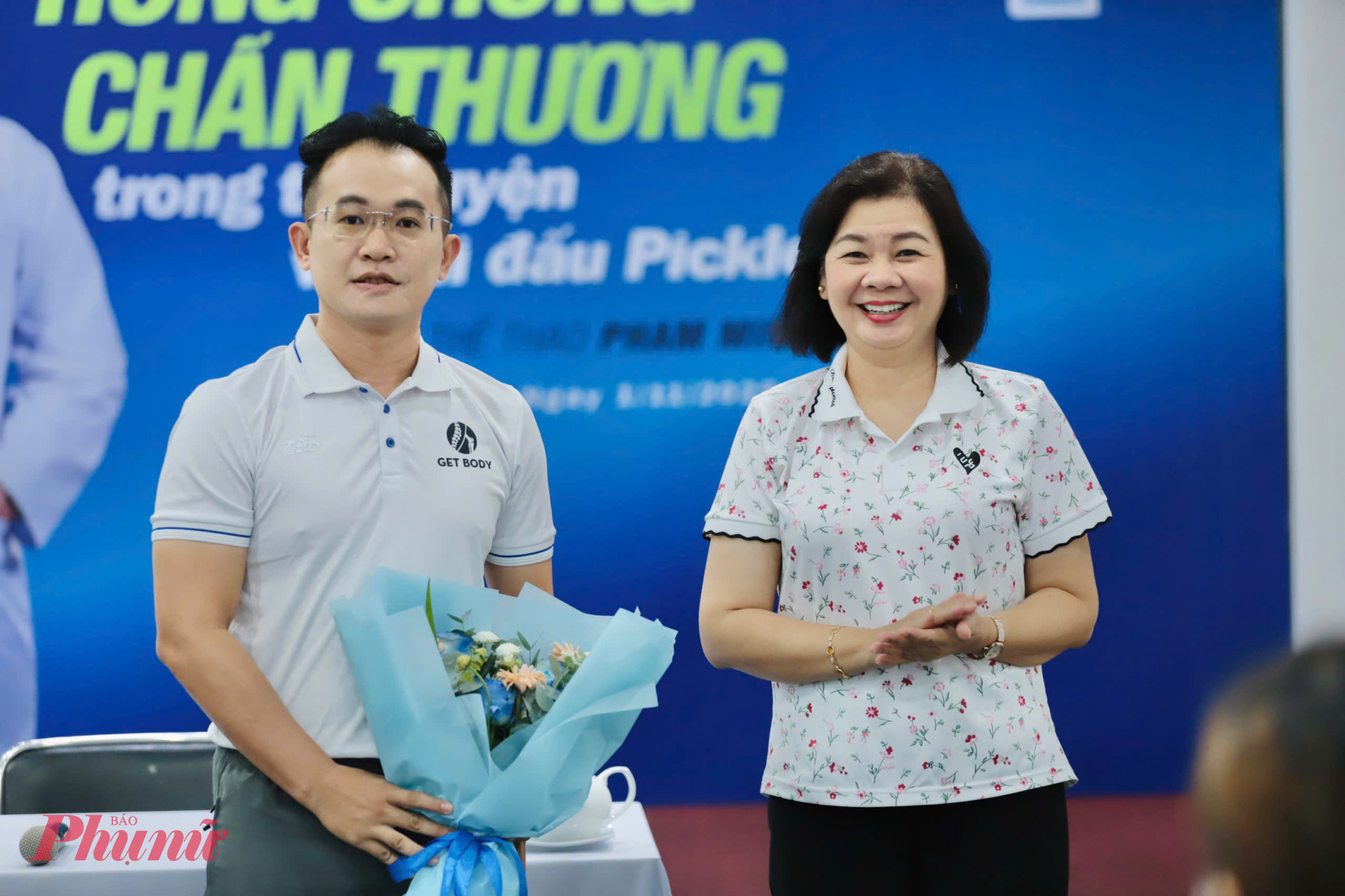 Bà lý Việt Trung - Tổng biên tập Báo Phụ Nữ TPHCM tặng hoa lưu niệm cho diễn giả của buổi workshop (ảnh: Thành Lâm)