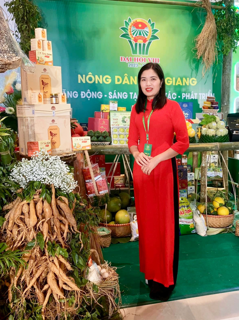 Chị Dung bên những củ sâm Nam núi Dành tại một triển lãm sản phẩm nông nghiệp - ẢNH: M.T.