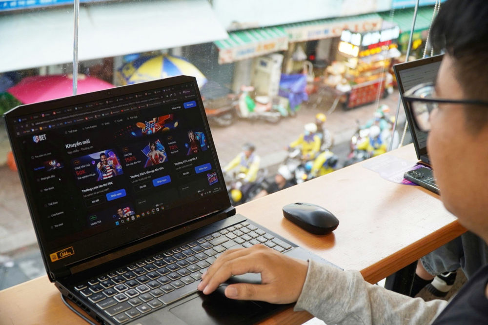 Giải mã “ma trận” lừa đảo trên không gian mạng Các ứng dụng cờ bạc online chèn quảng cáo vào các trang web xem phim với liên kết tự động dẫn thẳng đến sòng bài ảo - ẢNH: THANH TÂM