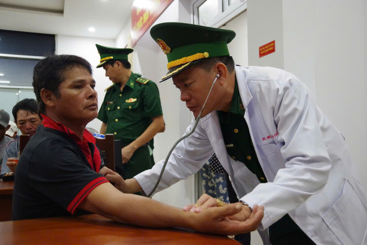 Thuyền viên được Quân y kiểm tra sức khỏe - Ảnh: QA