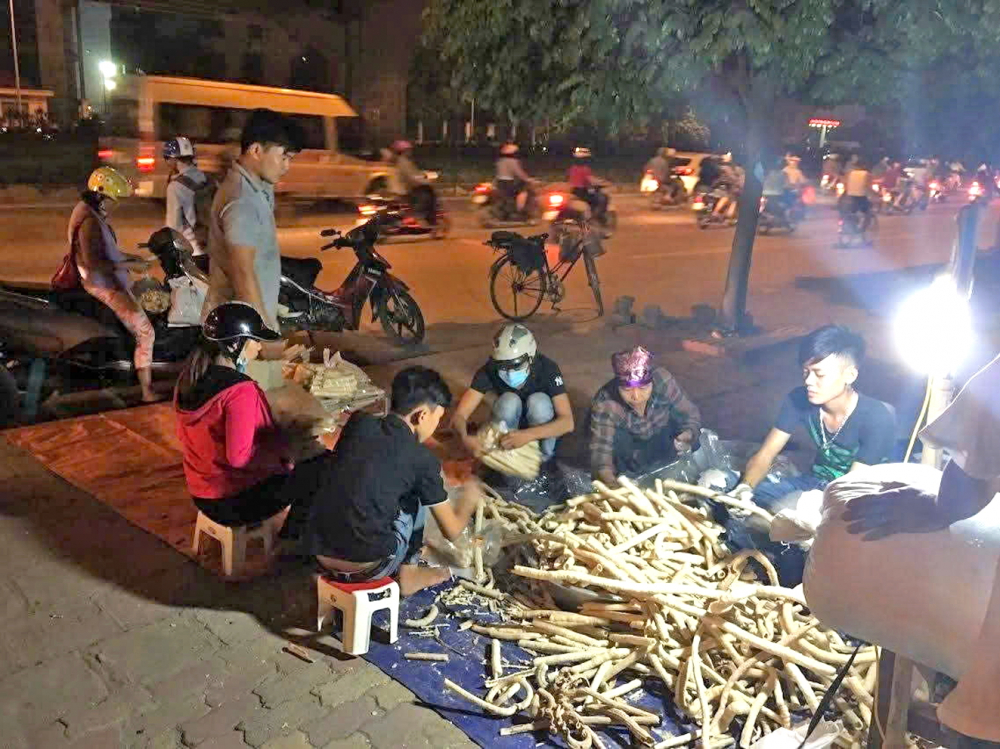 Hiếm hoi bắt gặp một chỗ nổ bánh gạo ven đường - ẢNH: THÙY LINH