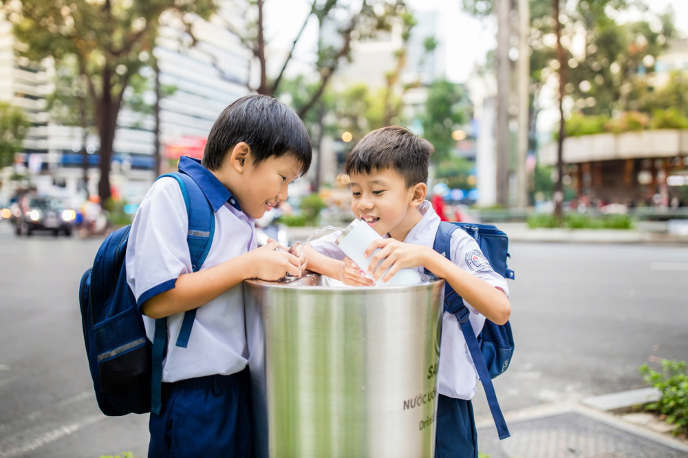 Học sinh lấy nước uống ở trụ nước uống tại vòi 