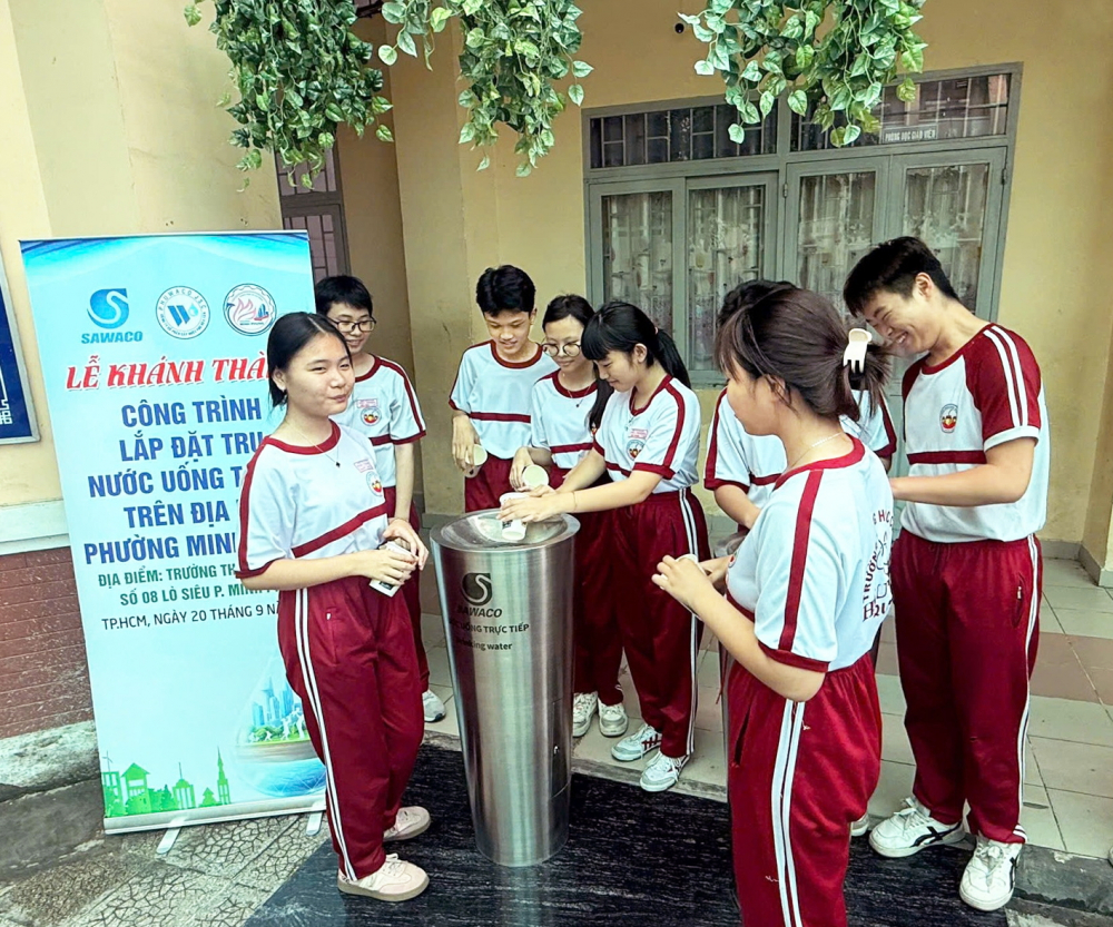 Học sinh thích thú khi được sử dụng nước uống một cách dễ dàng, không tốn tiền,  ngay trong khuôn viên trường học 