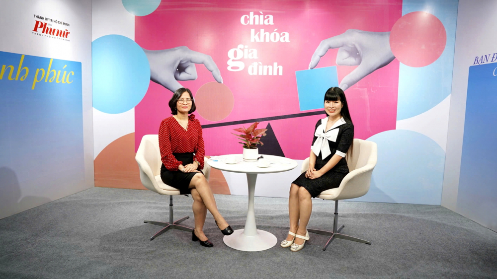 Hiểu luật để bảo vệ tình thân Luật sư Phan Thị Diễm Hương (trái) - Phó giám đốc Công ty Luật TNHH Thịnh Trí - tham gia chương trình  tư vấn pháp luật Chìa khóa gia đình của Báo Phụ nữ TPHCM - ẢNH: KHOA NAM