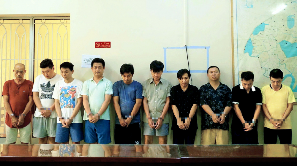 Giải mã “ma trận” lừa đảo trên không gian mạng Các đối tượng trong đường dây đánh bạc quy mô 20.000 tỉ đồng bị Công an TPHCM triệt phá vào tháng 7/2025 - Ảnh do công an cung cấp