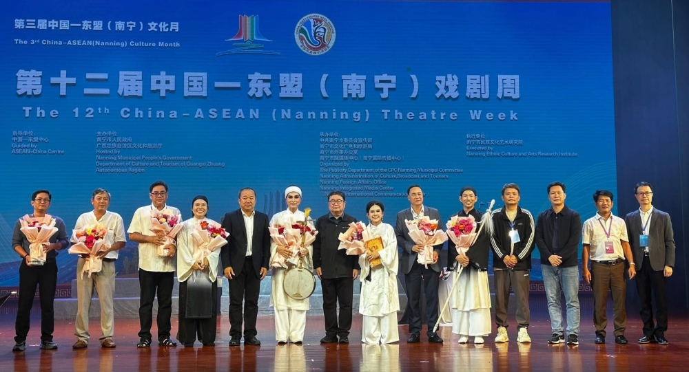 Ban tổ chức chúc mừng các nghệ sĩ hoàn thành phần diễn