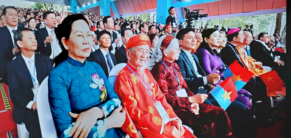Hoàng hôn ấm áp và đáng sống Nhà nghiên cứu Nguyễn Đình Tư 105 tuổi (hàng đầu, thứ hai từ trái sang) tại đại lễ kỷ niệm 50 năm ngày Giải phóng miền Nam, thống nhất đất nước - Ảnh do nhân vật cung cấp
