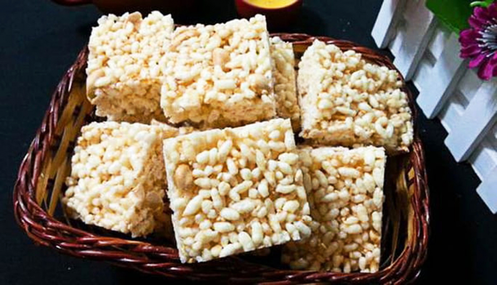 Cốm gạo ngào đường - thức quà quê còn mãi trong ký ức