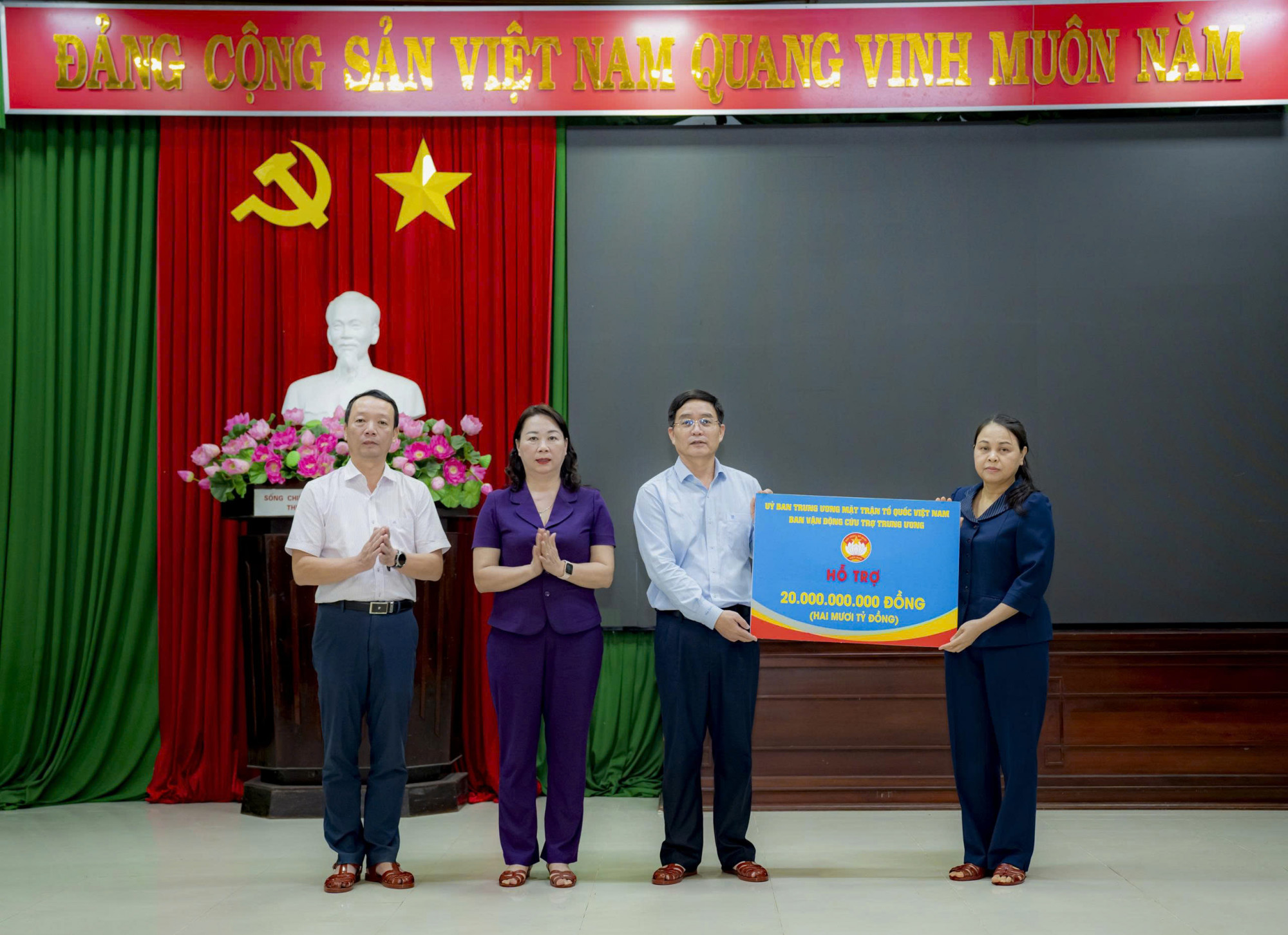 Ủy ban Trung ương Mặt trận Tổ quốc Việt Nam trao 20 tỷ đồng hỗ trợ thành phố Huế khắc phục hậu quả do trận lũ lịch sử gây ra