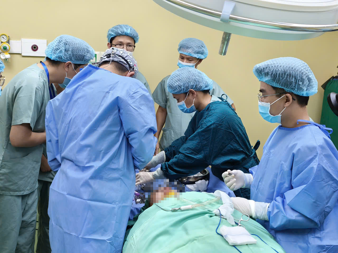 Các bác sĩ của Hàn Quốc chuyển giao kỹ thuật thẩm mỹ cho bác sĩ Bệnh viện Lê Văn Thịnh, ảnh BV