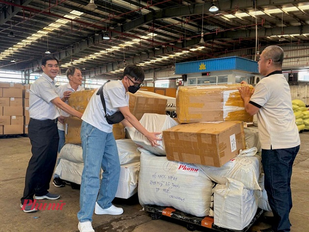 Số hàng hóa Báo Phụ nữ TPHCM phối hợp cùng Vietnam Airlines chuyển đến TP Huế ngày 31/10 - Ảnh do Vietnam Airlines cung cấp.