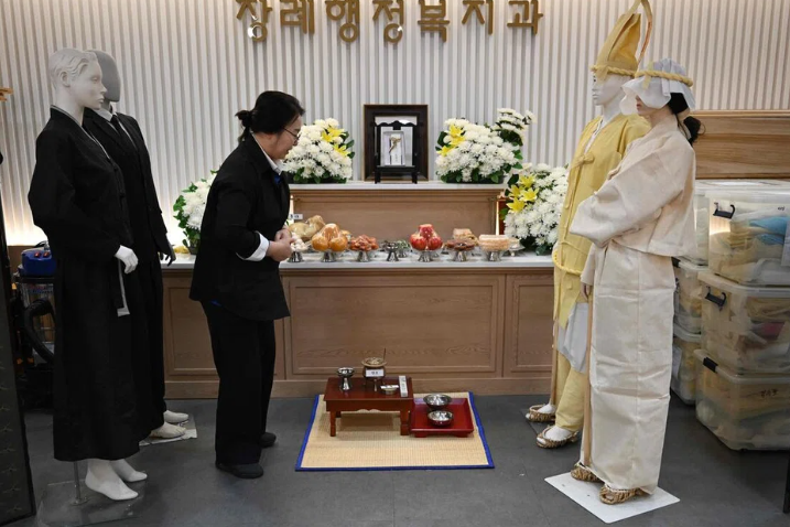 Ngày càng có nhiều người tìm được việc làm trong lĩnh vực tử vong khi Hàn Quốc trải qua sự thay đổi nhân khẩu học lớn, với tỷ lệ sinh thấp nhất trên thế giới.